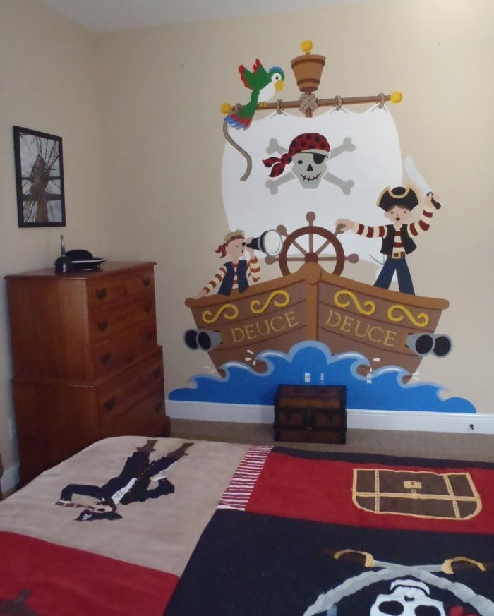 Pirate wall decal με ένα πλοίο στο νερό και δύο νεαρούς πειρατές που κατοικούν στο δωμάτιο