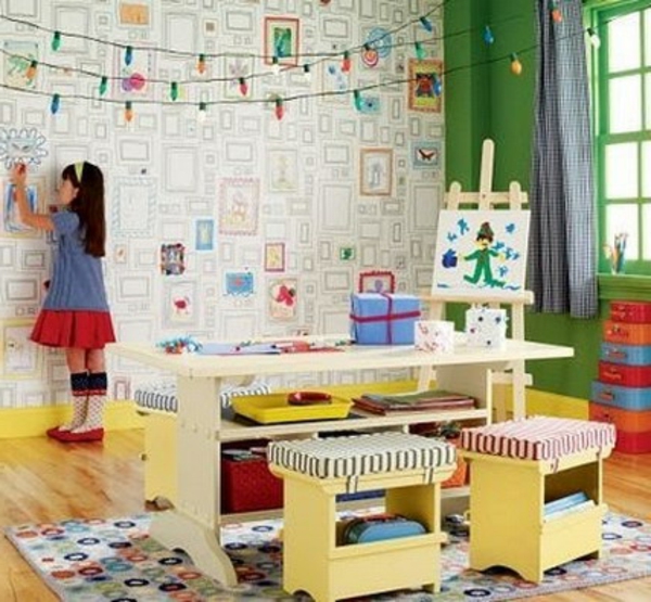 托儿所 - 绘画实例 - 五颜六色 - 墙壁由一个小女孩装饰