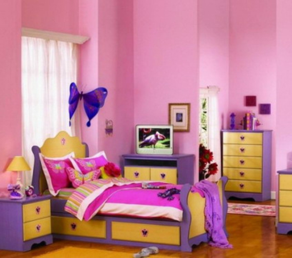 托儿所 - 绘画 - 女孩的例子 - 墙上的紫色蝴蝶