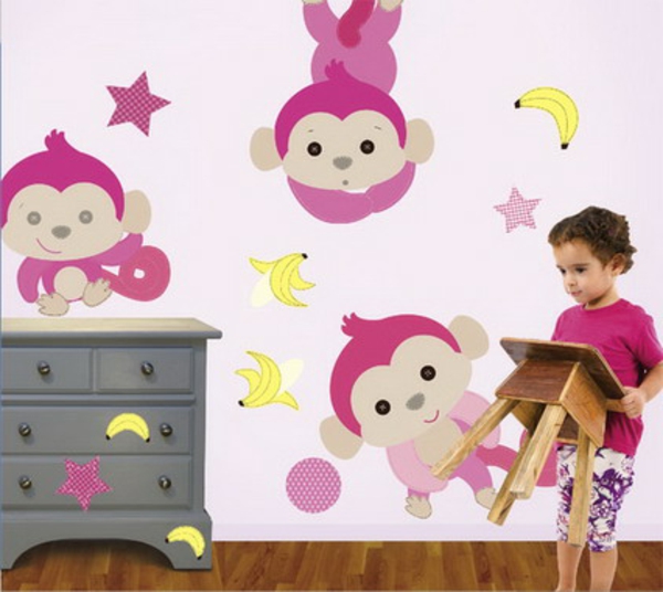 taimitarhan-maalaus-ideat-ruusu-apinoilla-söpö tyttö, jolla on pieni tuoli kädessään