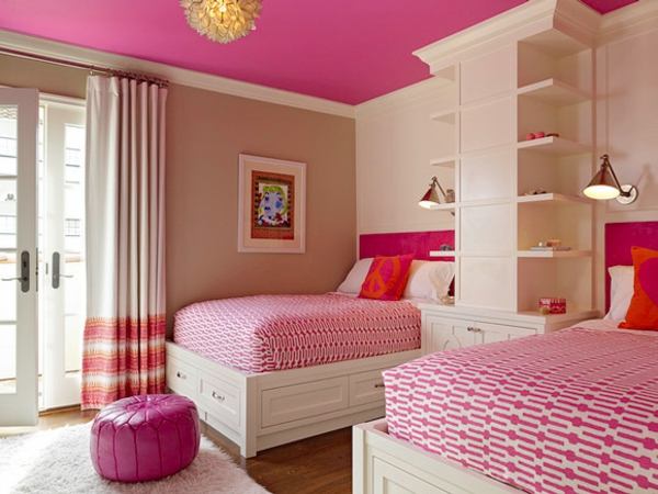 नर्सरी-दीवार-पेंट-बेज रंग-गुलाबी कंबल और गुलाबी रंग योजनाओं में दो बिस्तरों को कवर किया गया है