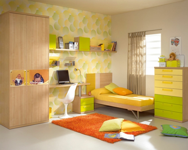 habitación para niños con una cama de colores cálidos con cojín