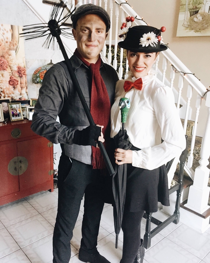 Merry Poppins és Stornsteinsteiger a papagájfej esernyőjével