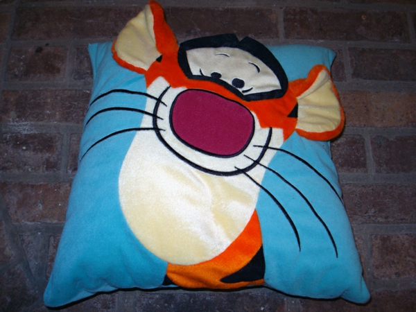 almohada-con-tigre-de-winnie-pooh-fondo en azul
