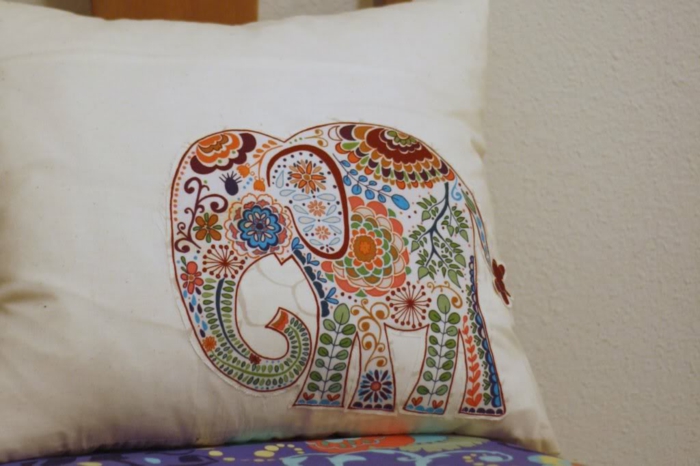 oreiller-vous-faire-éléphant figure en différentes couleurs-