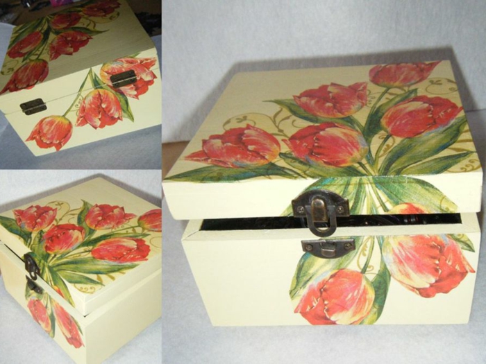 गुलाबी फूलों के साथ नैपकिन का बॉक्स