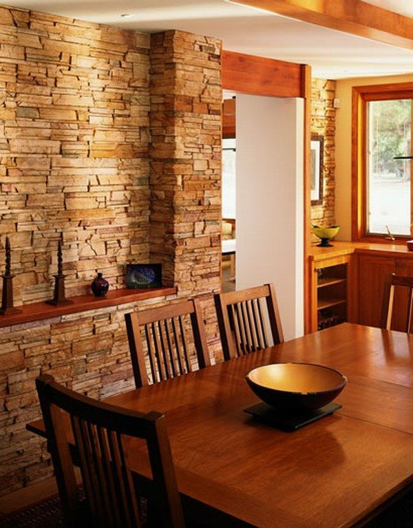 clásico-confort-pared-en-el-comedor con una mesa de comedor de madera