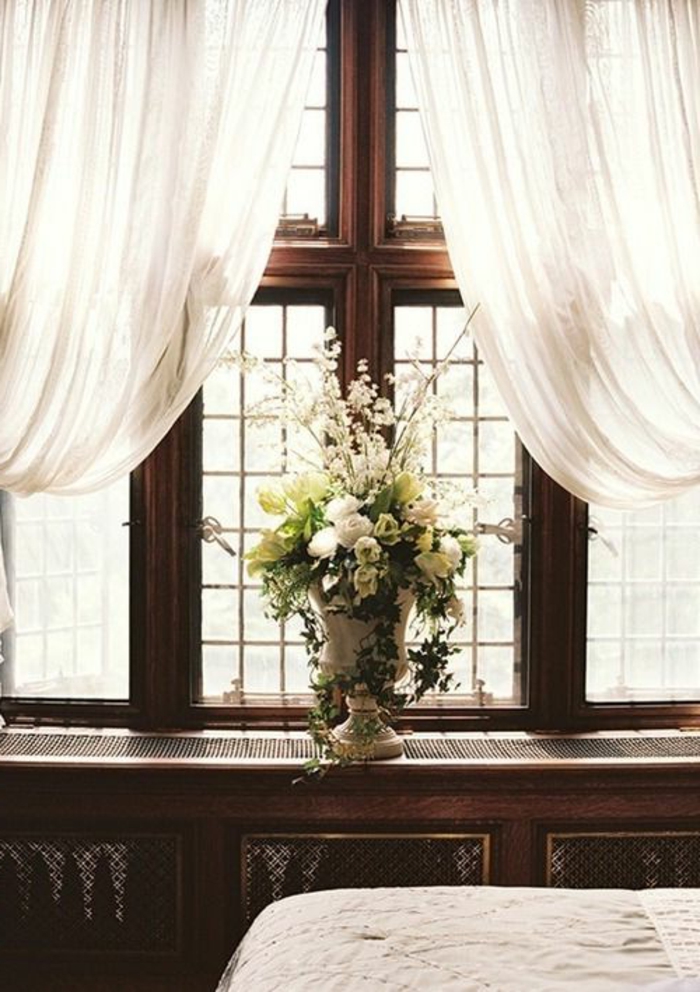 drvene prozorske prozore ukrasne zavjese i vaza s cvijećem