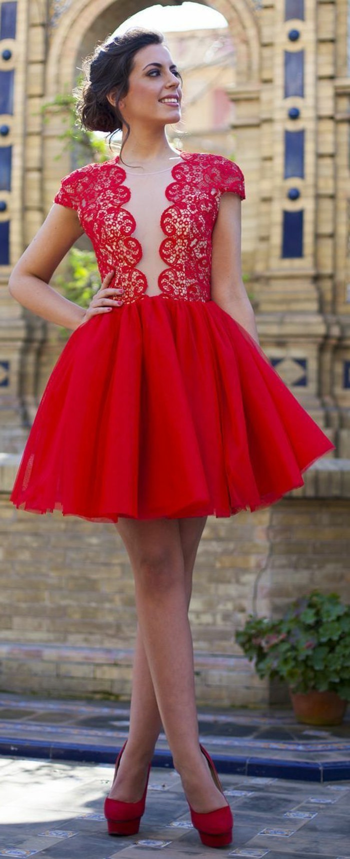 Φόρεμα-εορταστικό κόκκινο-short-φόρεμα-με-μυτερά παπούτσια με υψηλή τακούνια, υψηλή μαλλιών σκούρο καφέ φαινάκες-