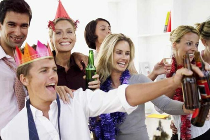 Celebrar con colegas socios de negocios celebrando juntos ir a ideas de fiesta de oficina con corona