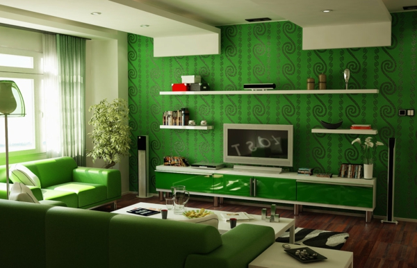 סלון קטן עם עיצוב קיר ירוק