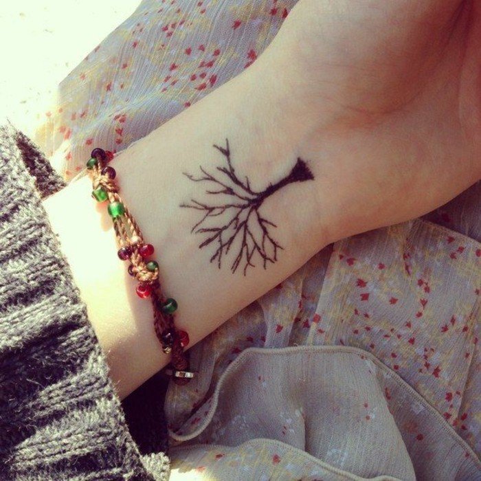 小纹身纹身树妇女纹身
