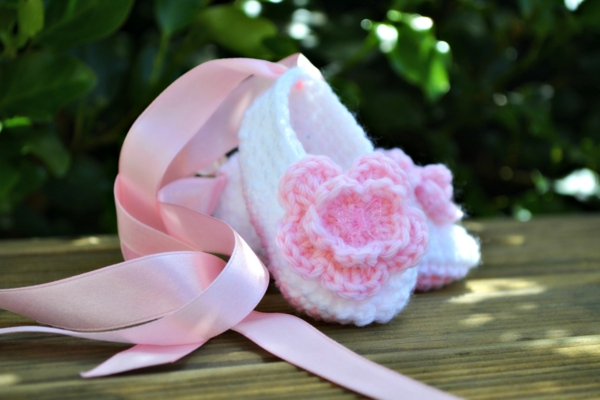 малки балетни обувки плетене на една кука с розово-цветя-