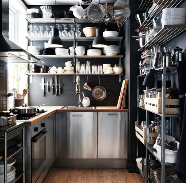 小型不锈钢厨房 - 货架和餐具