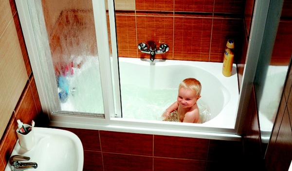 छोटे निर्मित बाथटब एक छोटे से लड़के-वहाँ