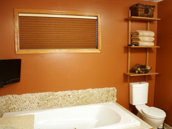 छोटे-बिल्ट-स्नान-इन-बाथरूम-साथ-दीवारों में नारंगी