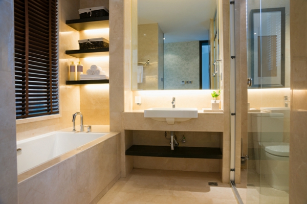 salle de bain beige avec baignoire intégrée