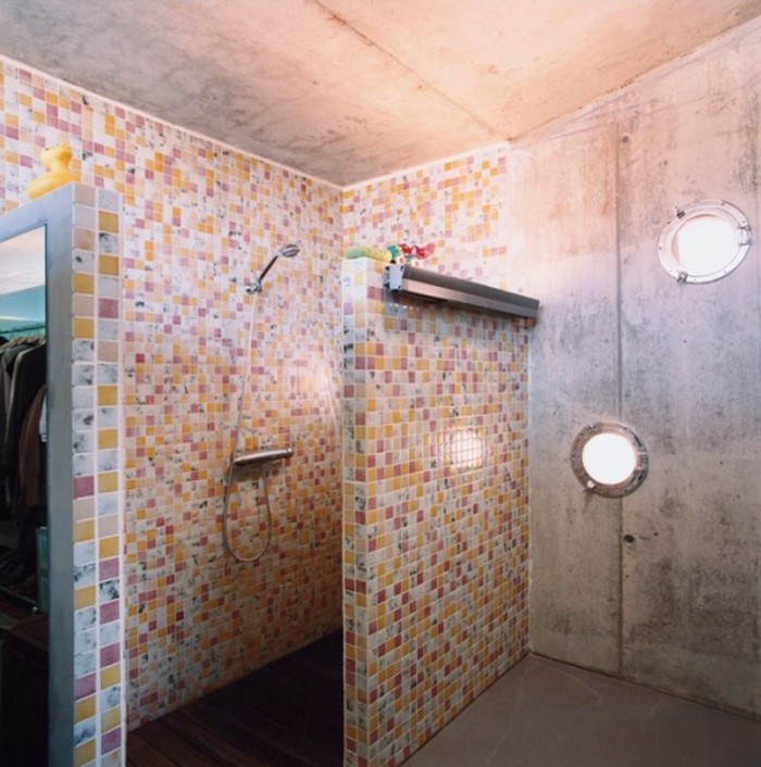 छोटे आधुनिक बाथरूम डिजाइन-दिलचस्प-मोज़ेक टाइल