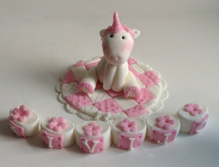 petit gâteau de licorne rose