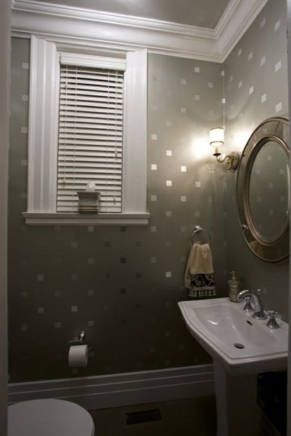 墙上的镜子设计有小银色方块
