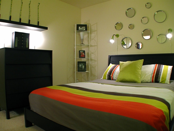 小圆形镜面上的绿墙，在卧室的现代家居理念