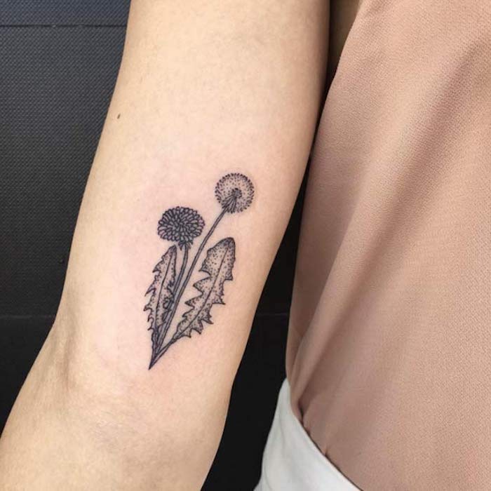 pienet tatuoinnit naiset, musta ja harmaa voikukka tatuointi käsivarteen