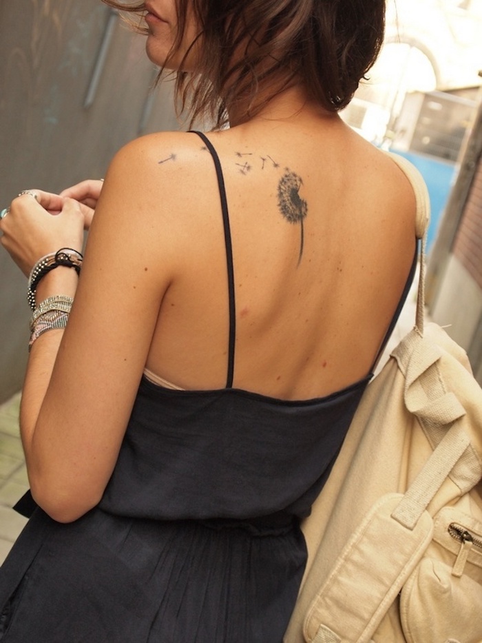 kis tetoválás nők, hölgy fekete ruhában és rövid haj