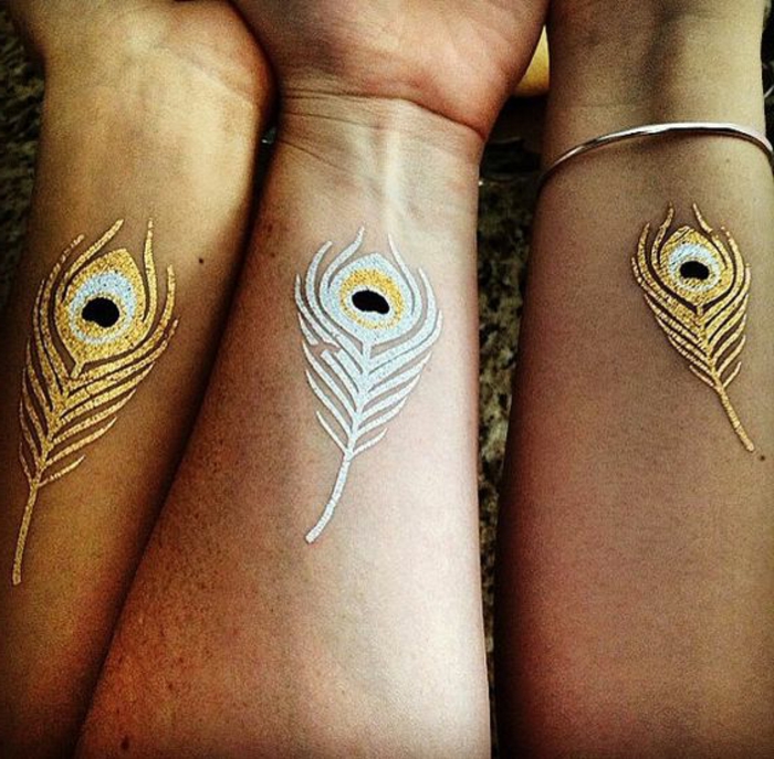 tatuointi ideoita hopea tai kultainen sulka kädet edustavat merkki ystävyyden ideoita
