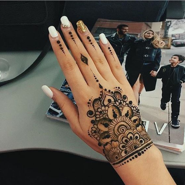 tatuointi ideoita nykyaikaisille naisille väliaikainen tatuointi henna yhdistettynä suuri kynsien muotoilu kivillä