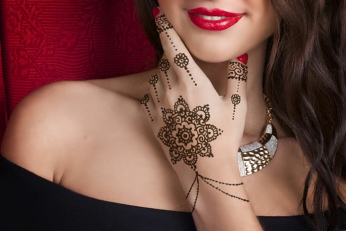 tatuointi ideoita tilapäinen henna kaunis maalaus kädessä kaunis nainen punainen huulipuna