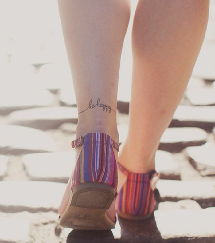 tatuointipohjat naiset kaunis värikäs sandaalit pieni fontti jalka jalat reisi nainen
