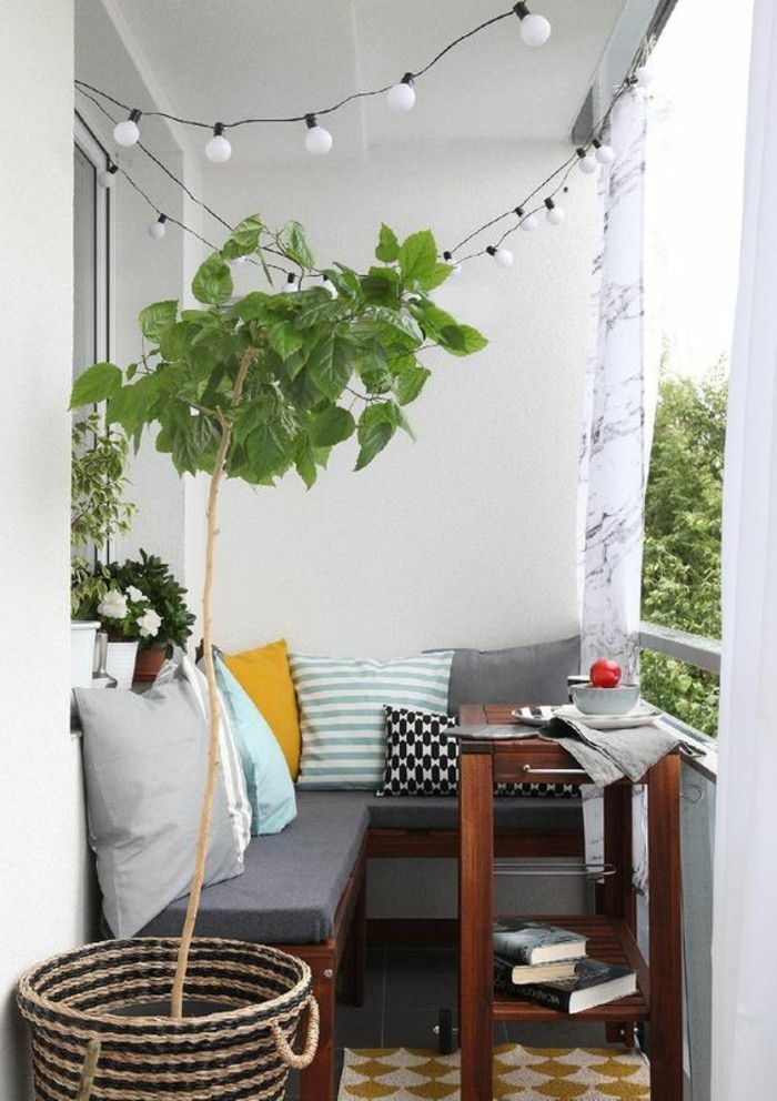 pequeña terraza-make-banda-on-the-sofá-y-verde-planta