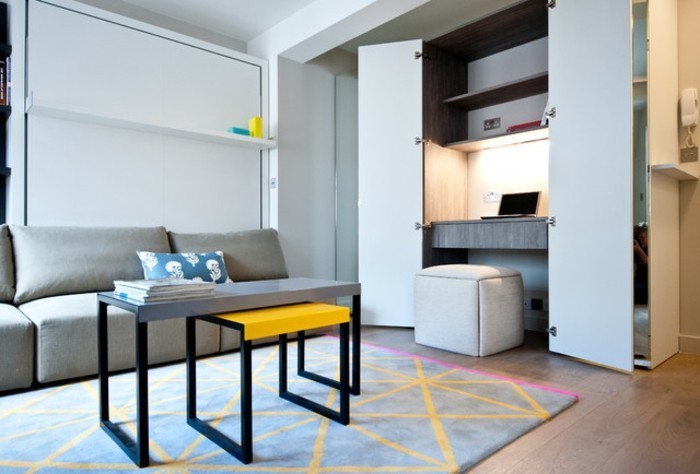 בנוי-set-מלתחה-דפוס-מדפים-מובנה ושולחן קטן בדירת שטיח אפור-ספה
