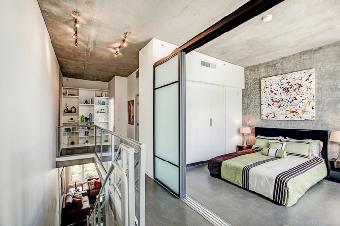 mali-stan-set-dvoetažna apartmana-bračni krevet-staklena vrata-klizna vrata stepenice staklenu ogradu