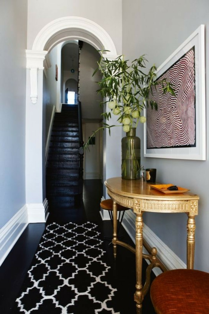 petit-corridor-set-motif abstrait tapis-image-et-un-vase