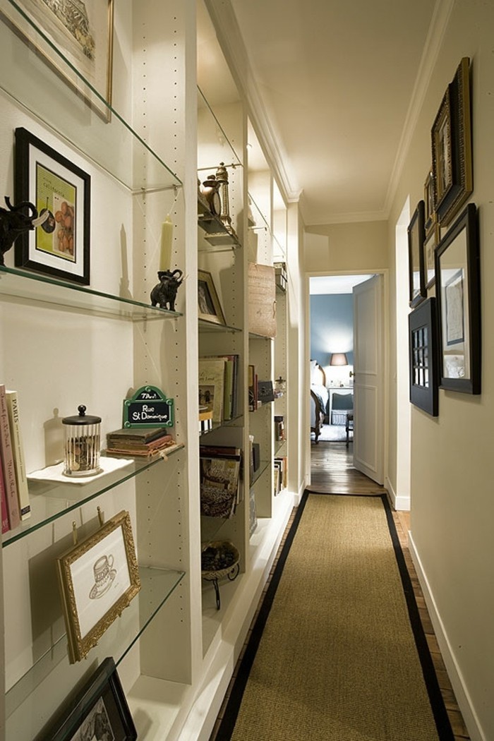 petit-couloir-set-verre étagères beige carpet-