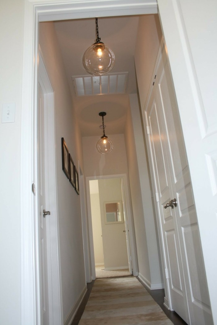 petit-couloir-set-lampes rondes-photos-de-les-murs