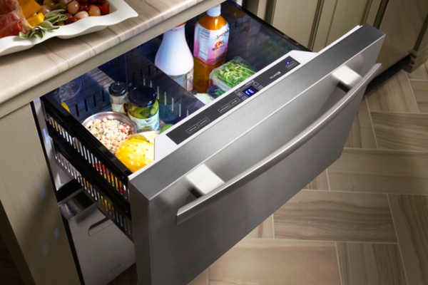 kompakti jääkaappi-with-laatikot-in-the-keittiö