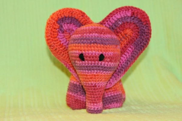 pequeño lindo-rosa-elefante-pequeños-animales-colgando