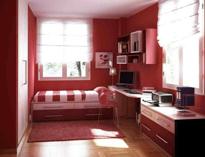 छोटे से कमरे में सेट में लाल रंग