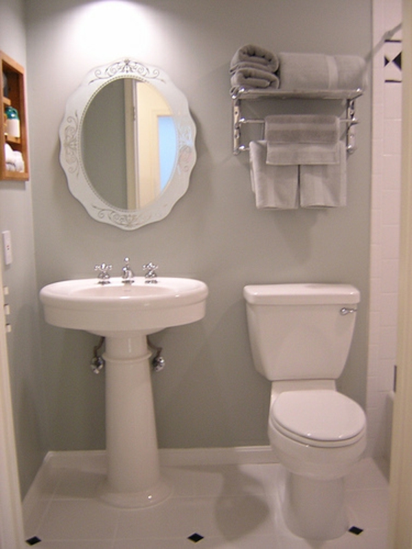 חדר אמבטיה קטן-מראה-בצורת-אליפסה - עם מסגרת לבנה