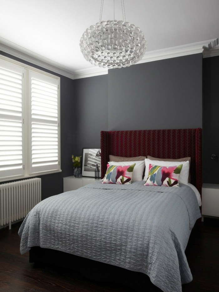 小型舒适的卧室颜色汽油和灰色