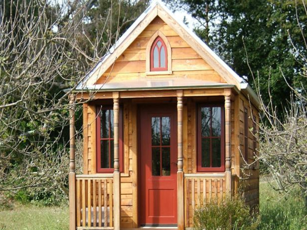 small-house-build-out-wood - en el bosque