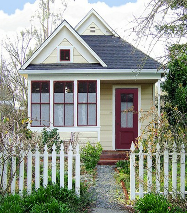 casa pequeña-construir-en-el-país-estilo - valla en color blanco