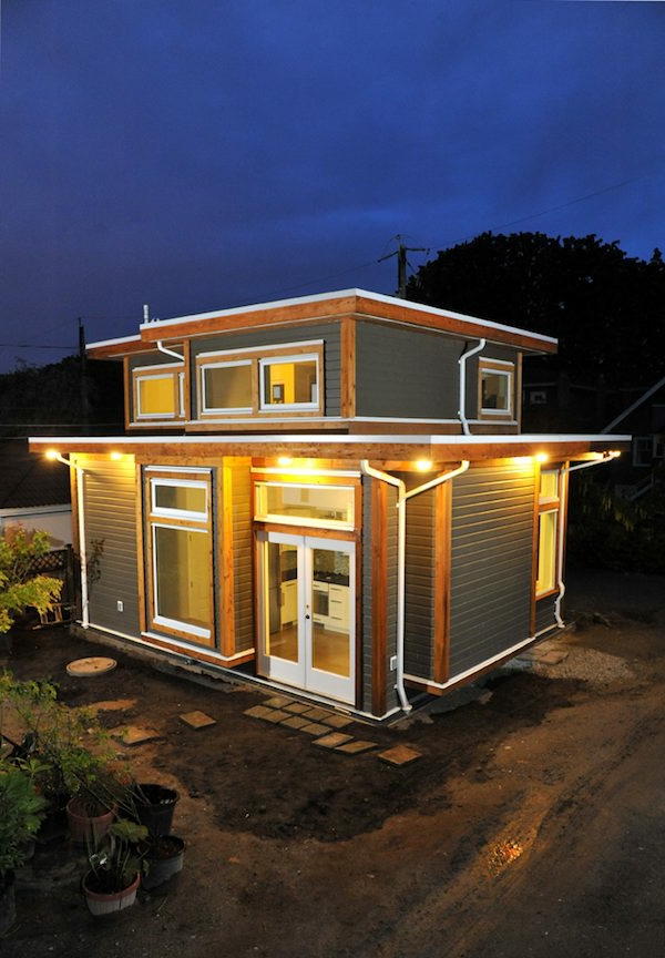 pequeña casa-edificio-interesante-iluminada-en la noche