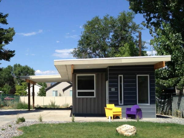בית קטן לבנות- with-a-yard - גג שטוח