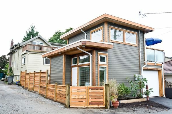 малка къща-изграждане-красив цвят - с ограда