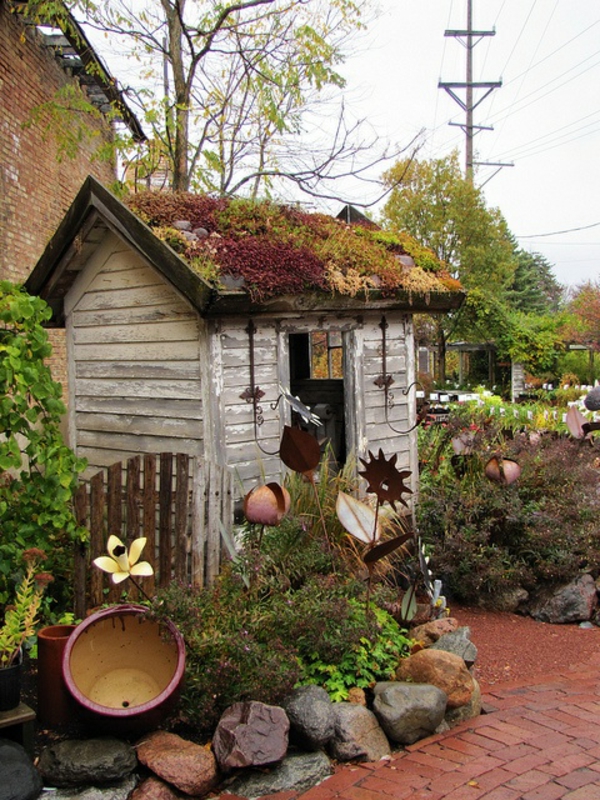 बगीचे से पत्थरों के साथ तस्वीर - छोटे लकड़ी का घर