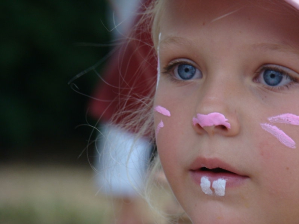 малко момиче-заек-лице-scmink-много лесно-прекрасни сини очи