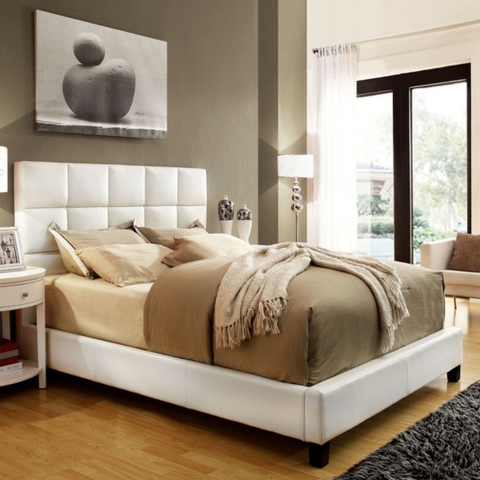 小卧室，米色颜色床箱的软垫床